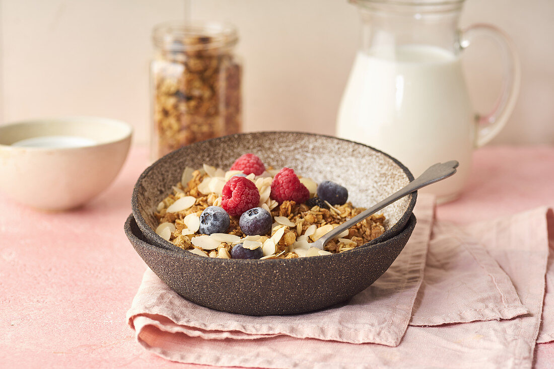 Knuspermüsli mit Nüssen, Haferflocken, Beeren und Milch