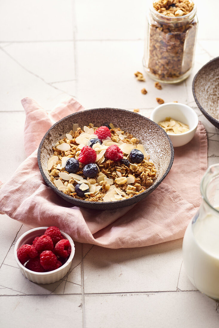 Knuspermüsli mit Nüssen, Haferflocken und Beeren