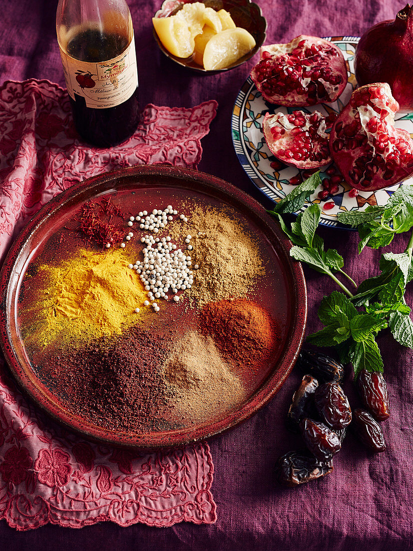 Gewürze und Zutaten für marokkanische Gerichte
