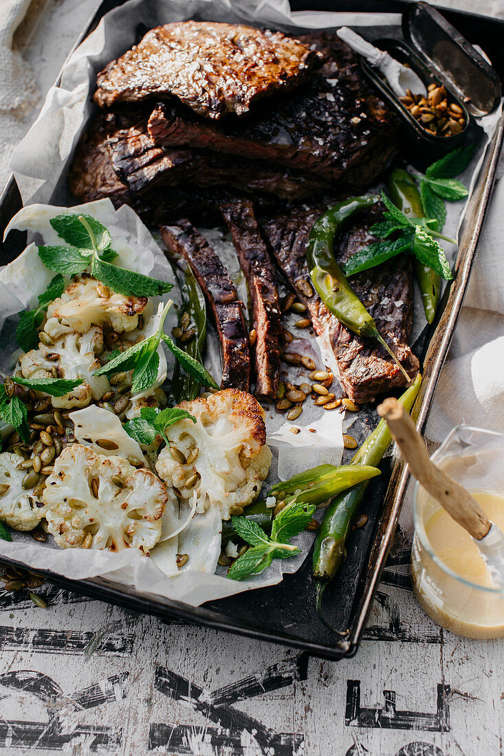 Rindersteak mit geröstetem Blumenkohl und Körnermischung