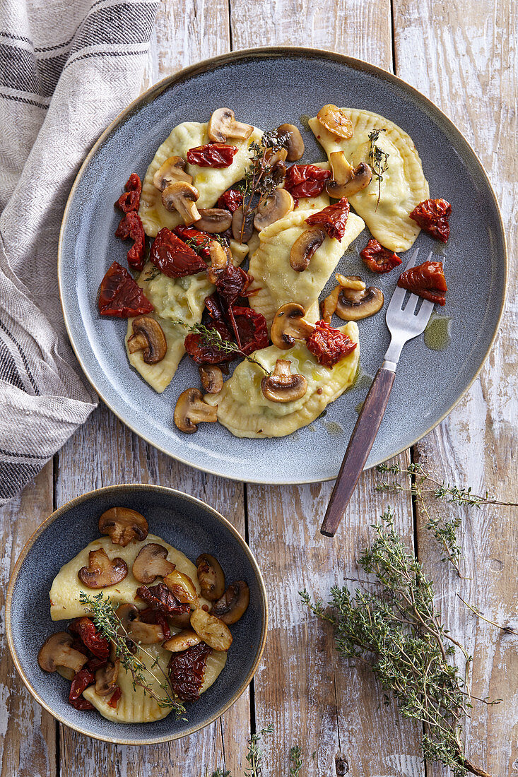 Hausgemachte Ravioli mit Pilzen und getrockneten Tomaten