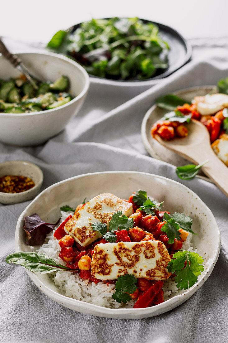 Grilled halloumi with vegetables and rice