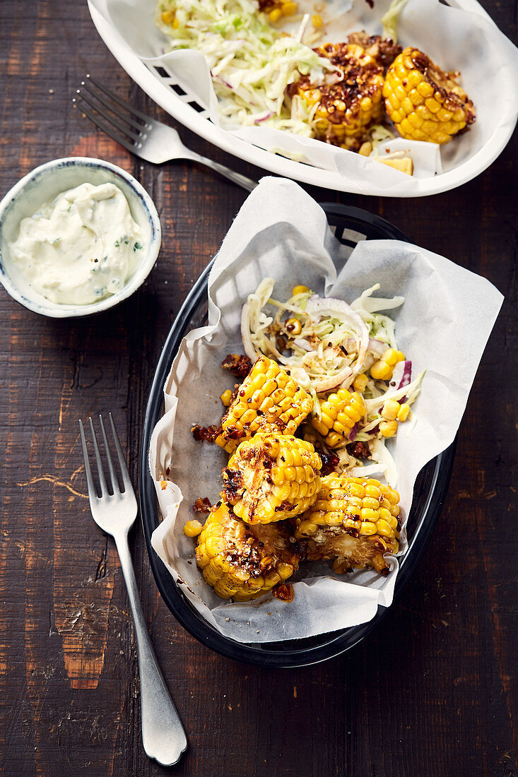 Süß-saure Maiskolbenscheiben mit Coleslaw und Ranch-Dressing