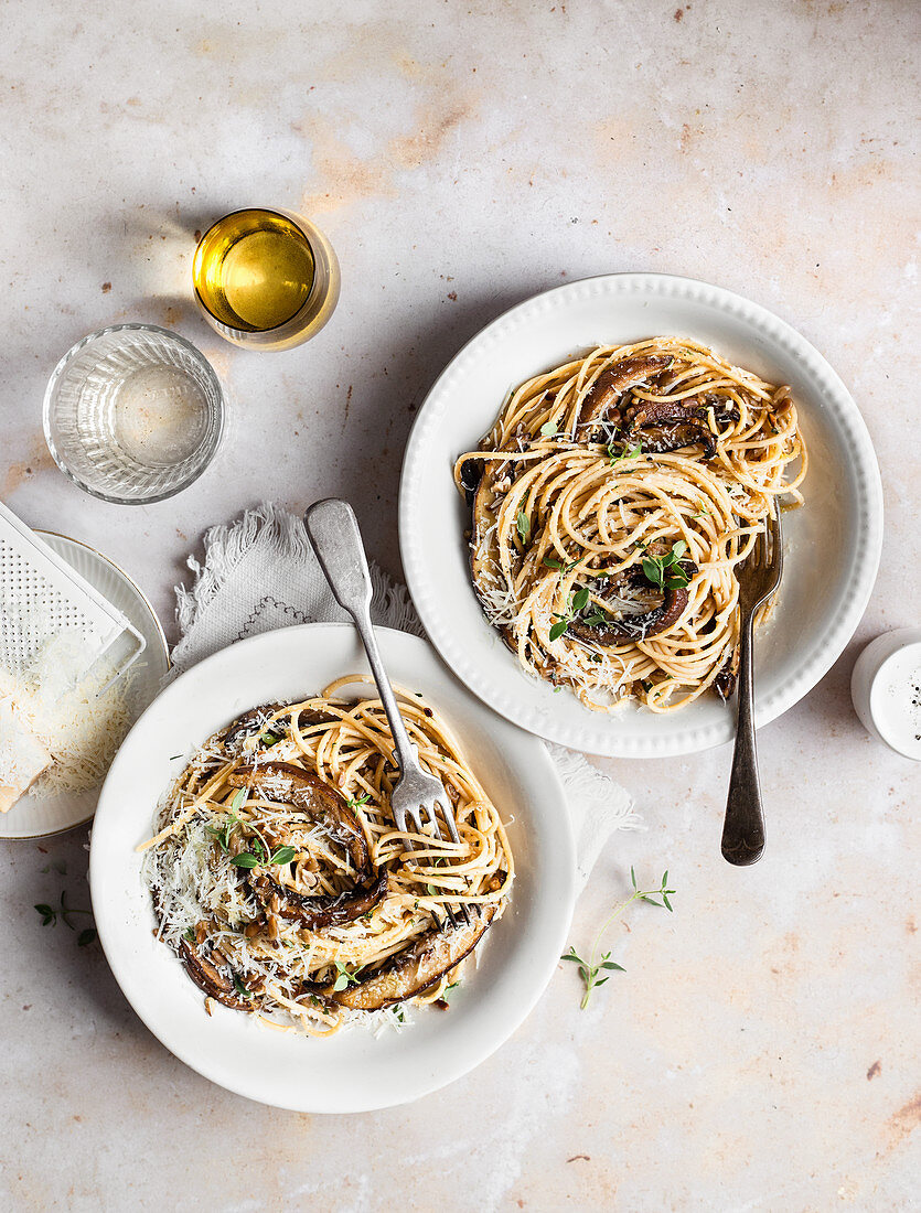 Spaghetti mit Portobellos und Parmesan