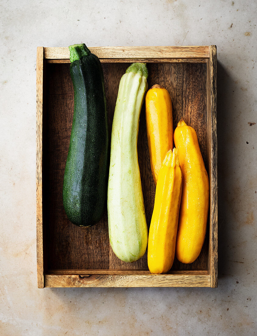 Verschiedene Zucchinisorten (grün, weiss und gelb)