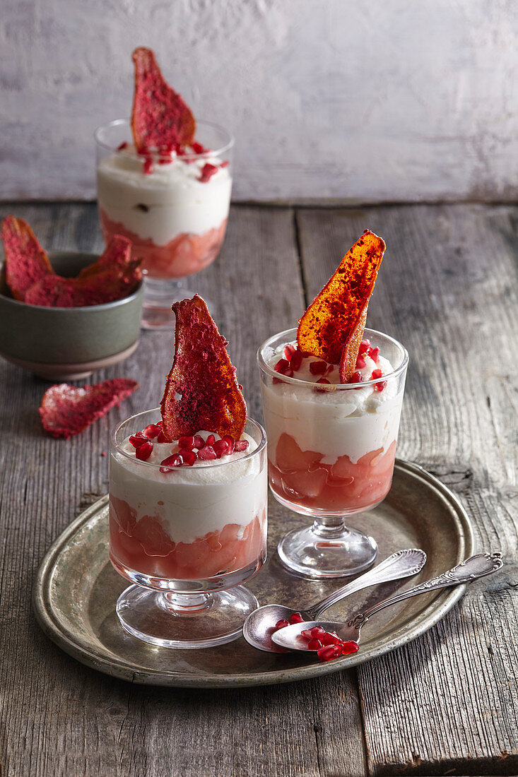 Tiramisu mit Rotweinbirnen und Granatapfelkernen in Dessertgläsern