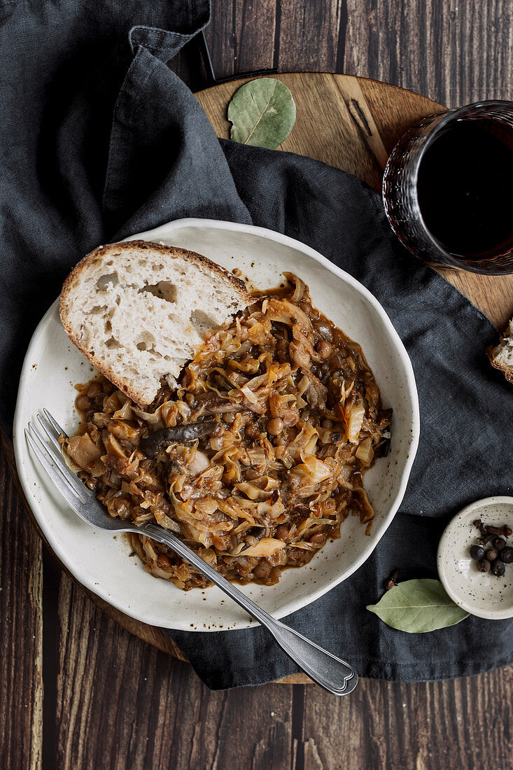 Bigos with white cabbage and oyster mushrooms