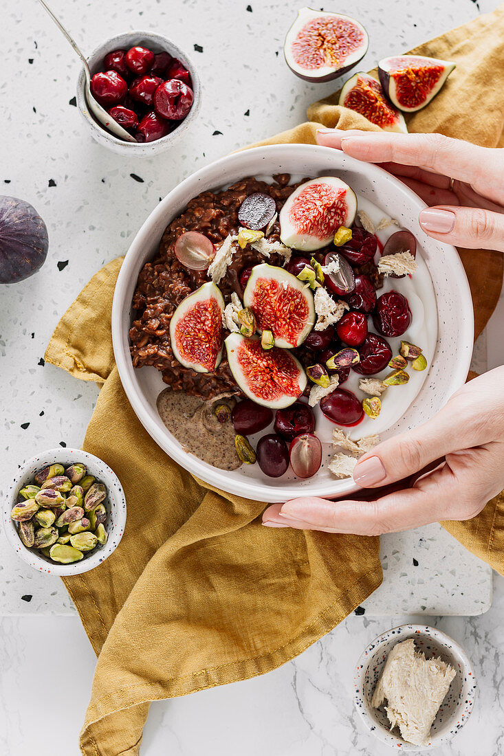 Porridge mit Halva, Feigen, Pistazien und Früchten