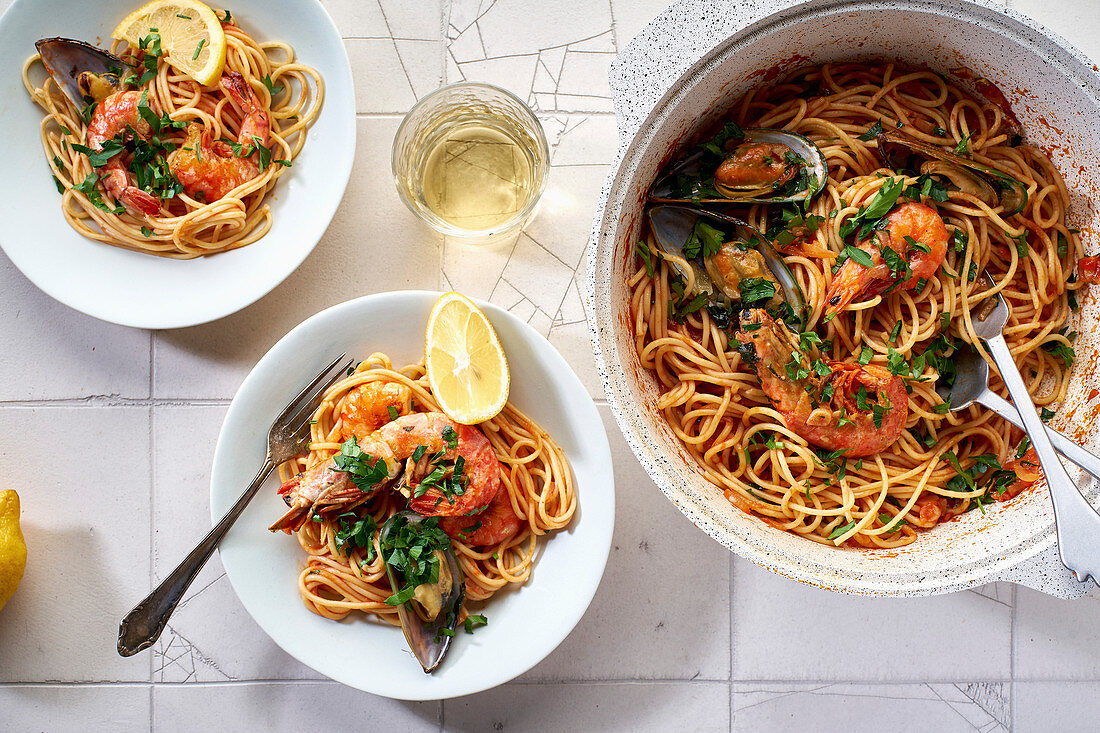 Spaghetti mit Garnelen, Muscheln und Tomatensauce