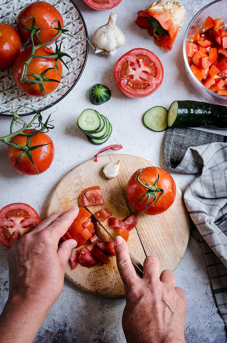 Gazpacho zubereiten (Tomaten kleinschneiden)