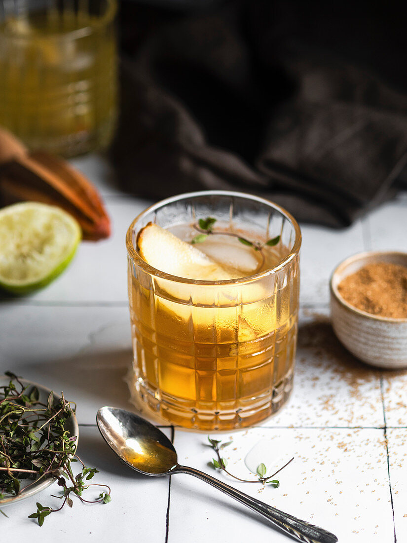 Birnen-Honig-Cocktail mit Thymian