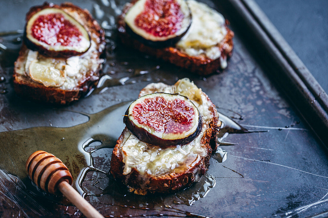 Roasted camembert breads with figs