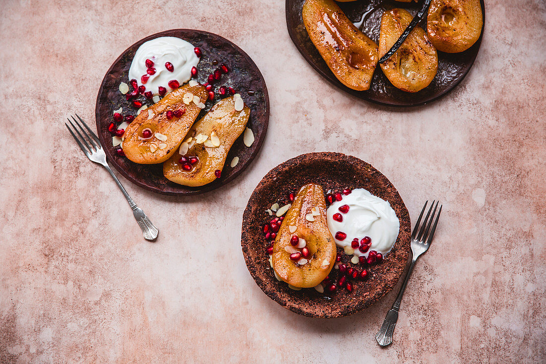 Baked pears with greek yogurt, maple syrup and yoghurt