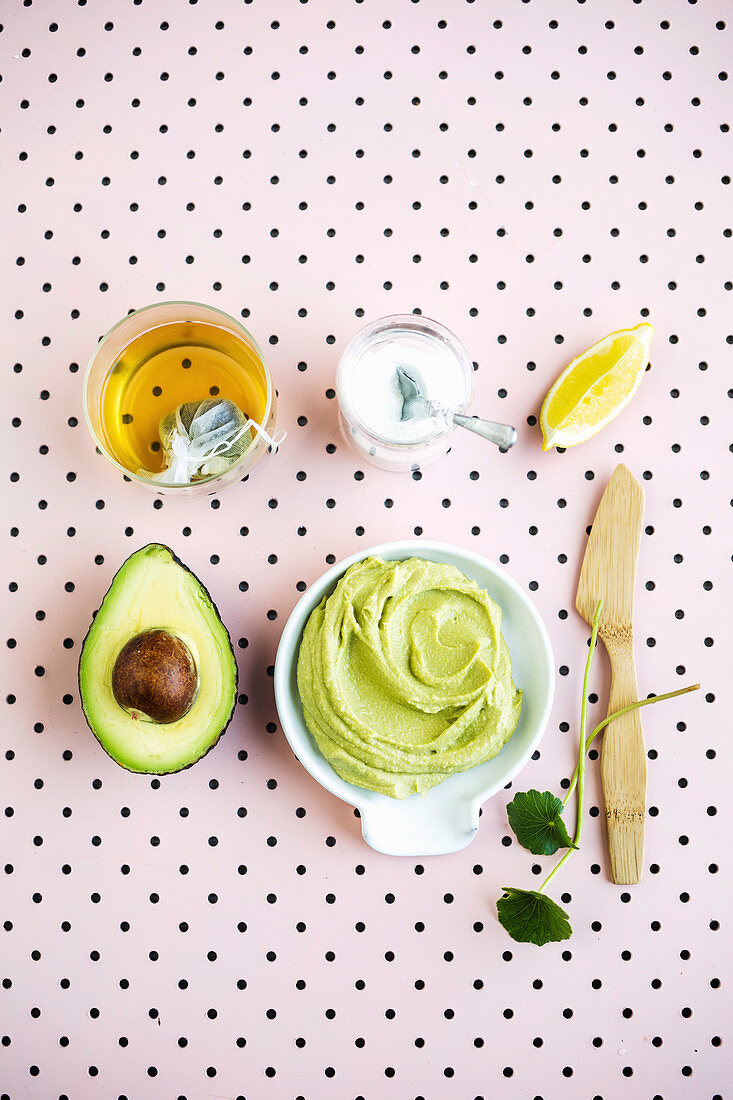 Feuchtigkeitsspendende Gesichtsmaske aus grünem Tee und Avocado