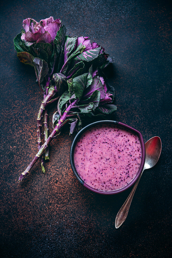 Bananen-Beeren-Smoothie mit Hafermilch