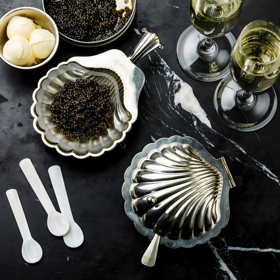 Schwarzer Kaviar in Silberschale und Champagner