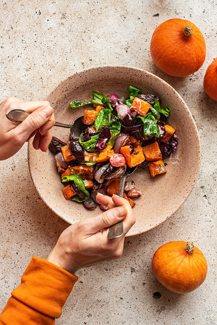 Herbstgemüsesalat vermischen