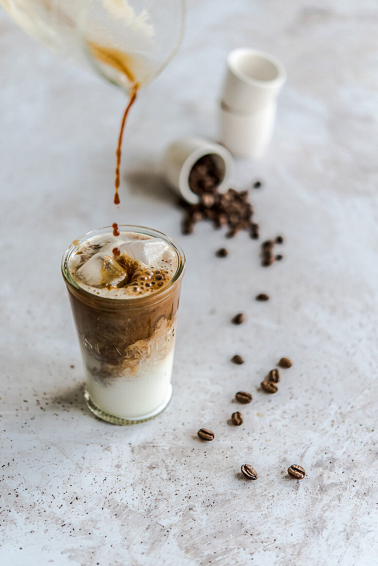 Eiskaffee mit Eiswürfeln