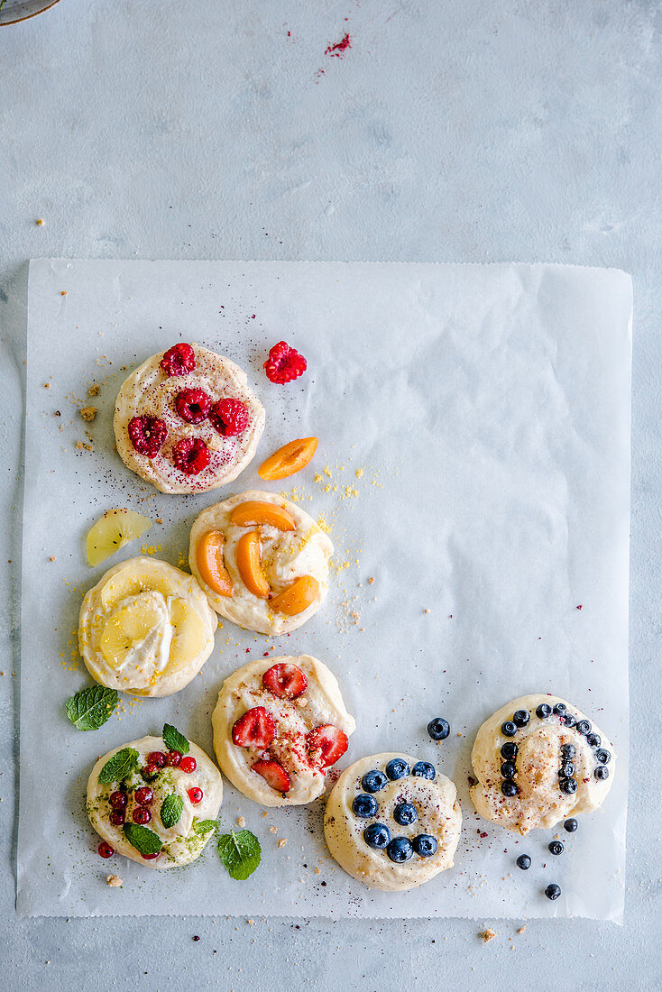 Hefebrötchen mit Früchten in Regenbogenfarben