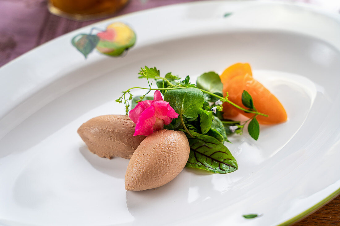 Lebermousse mit buntem Salat und Aprikosenspalten