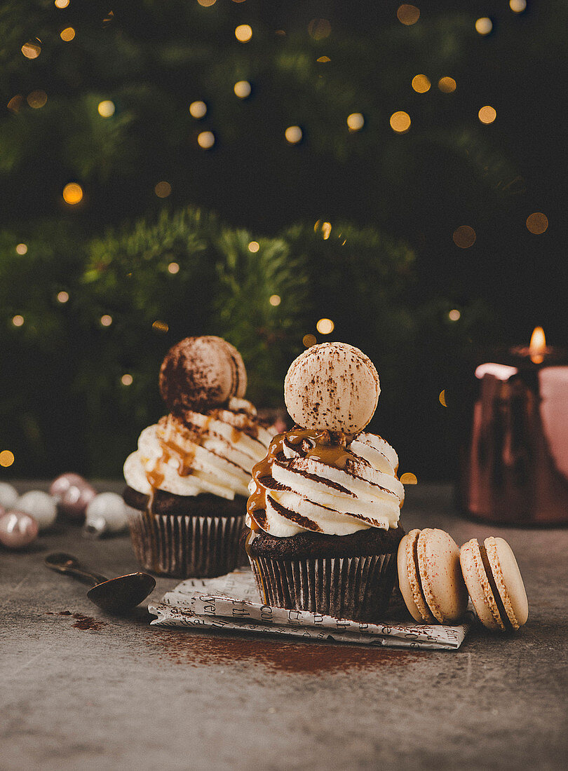 Schoko-Cupcakes mit Cremehaube und Macaron (weihnachtlich)