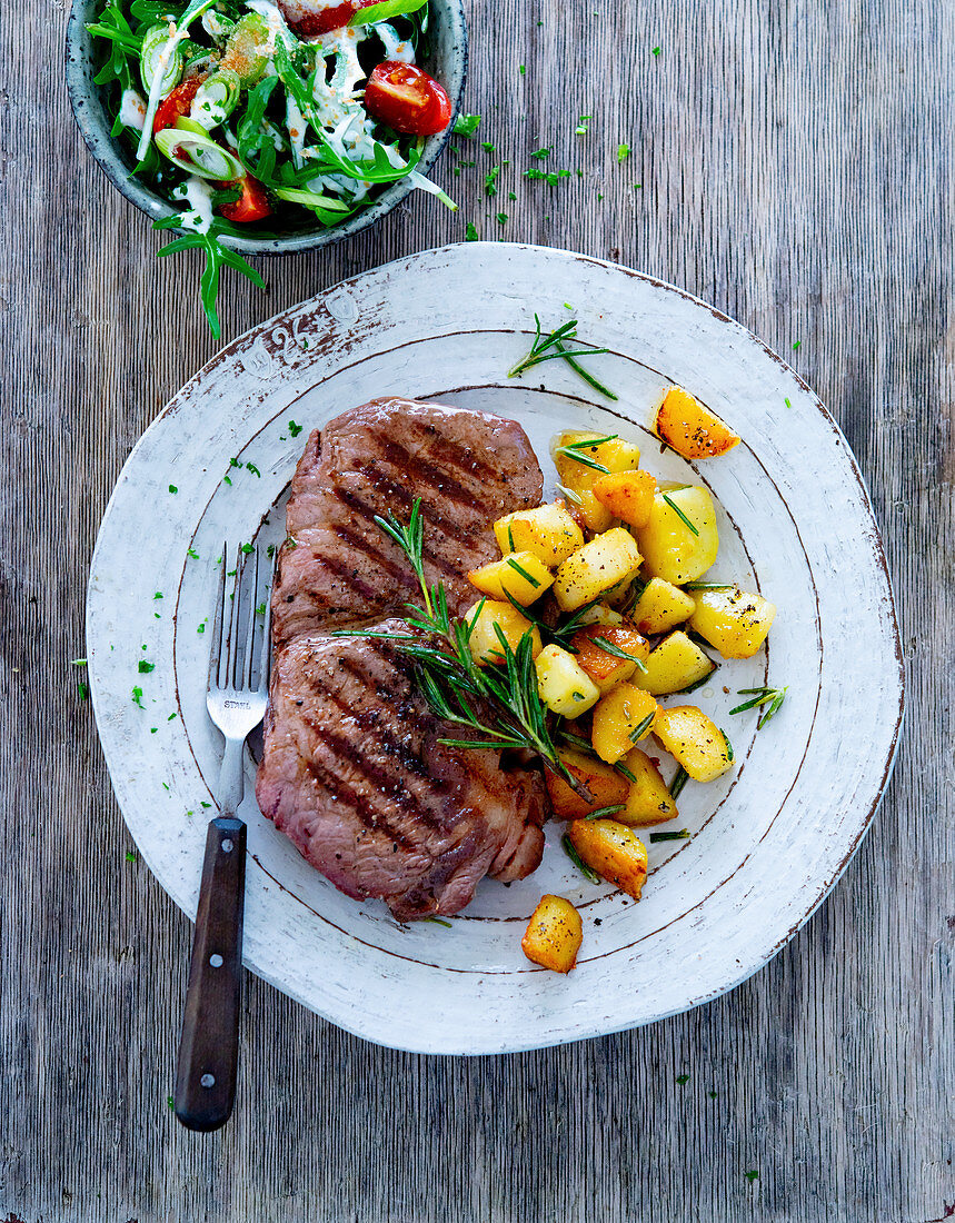 Rump steak with rosemary potatoes and garden salad