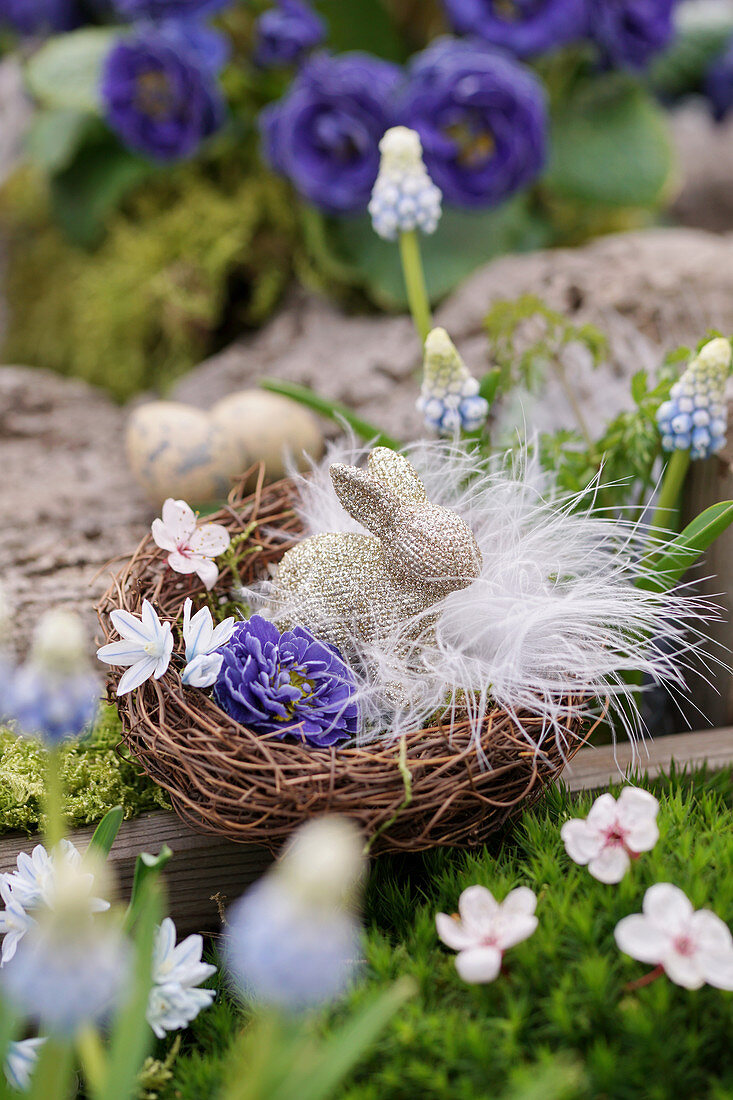 Osternest mit Blüten, Federn und Osterhase