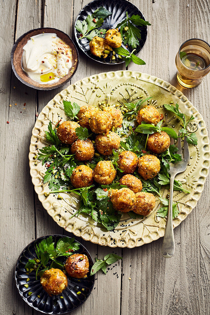 Blumenkohl-Kurkuma-Süßkartoffel-Falafel mit Lemon- Sauce