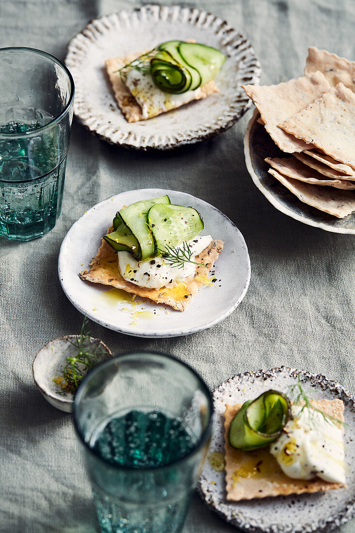 Gebratene Gurke mit Honig-Creme-fraiche und Kümmel-Crackers