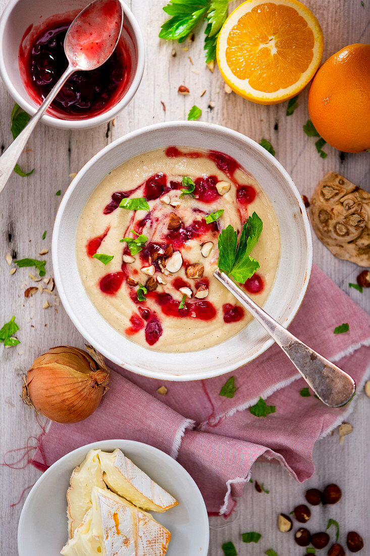 Sellerie-Camembert-Suppe mit Preiselbeeren