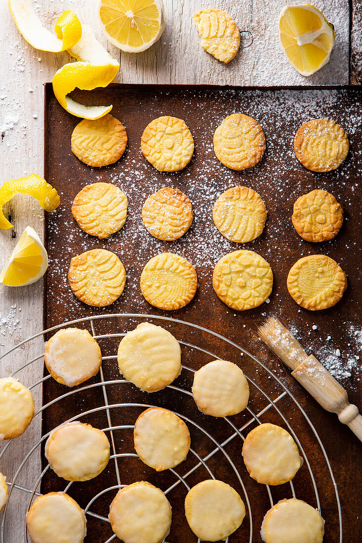 Crispy lemon biscuits with a lace pattern