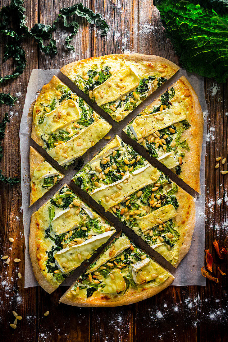 Kohl-Camembert-Pizza mit Pinienkernen