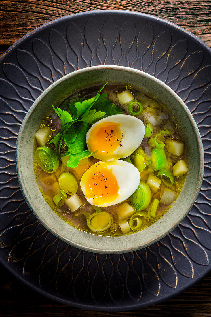 Leek and potato soup with waxy eggs