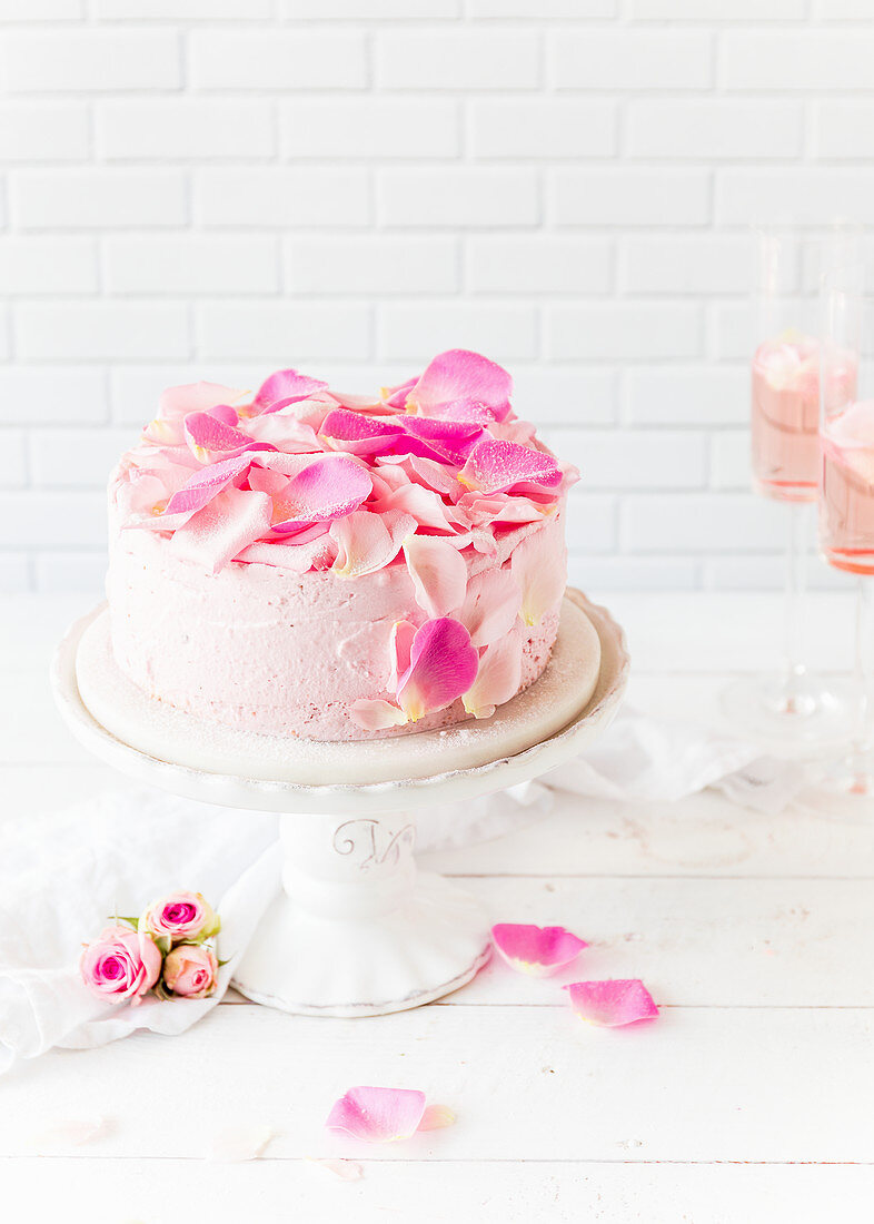 Strawberry champagne cake