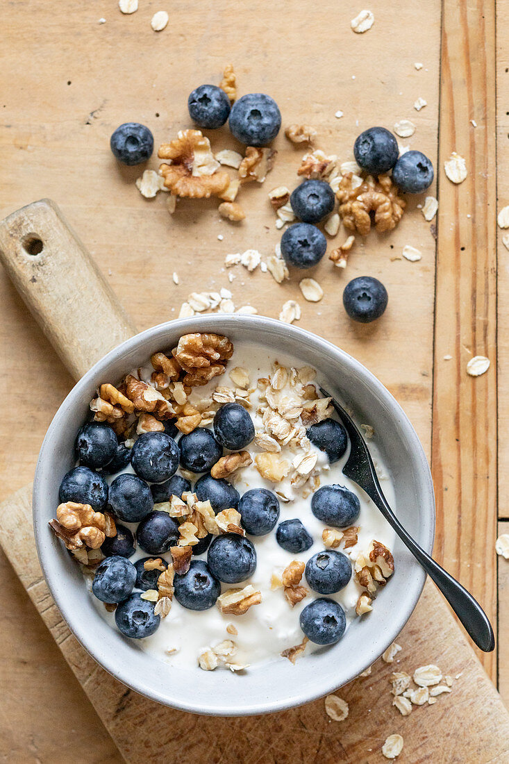 Quark-Müsli mit Heidelbeeren und Walnüssen