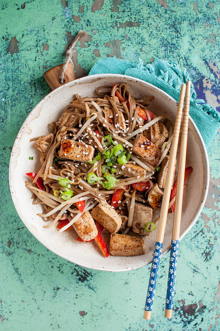 Soba noodles with tofu, bell pepper and mung bean sprouts
