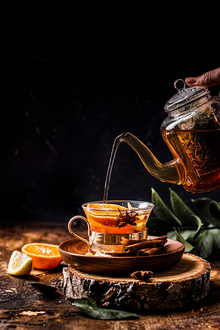 Wintertee mit Orangen, Zitrone, Gewürzen und Honig