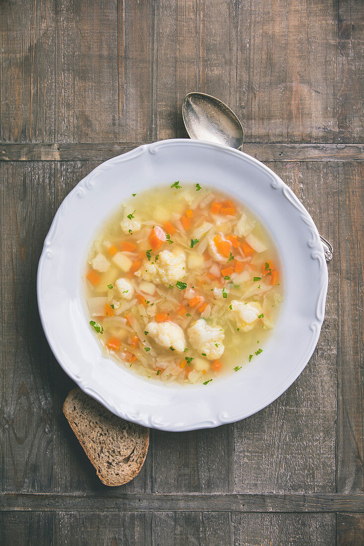 Hausgemachte Gemüsesuppe mit Blumenkohl und Möhren