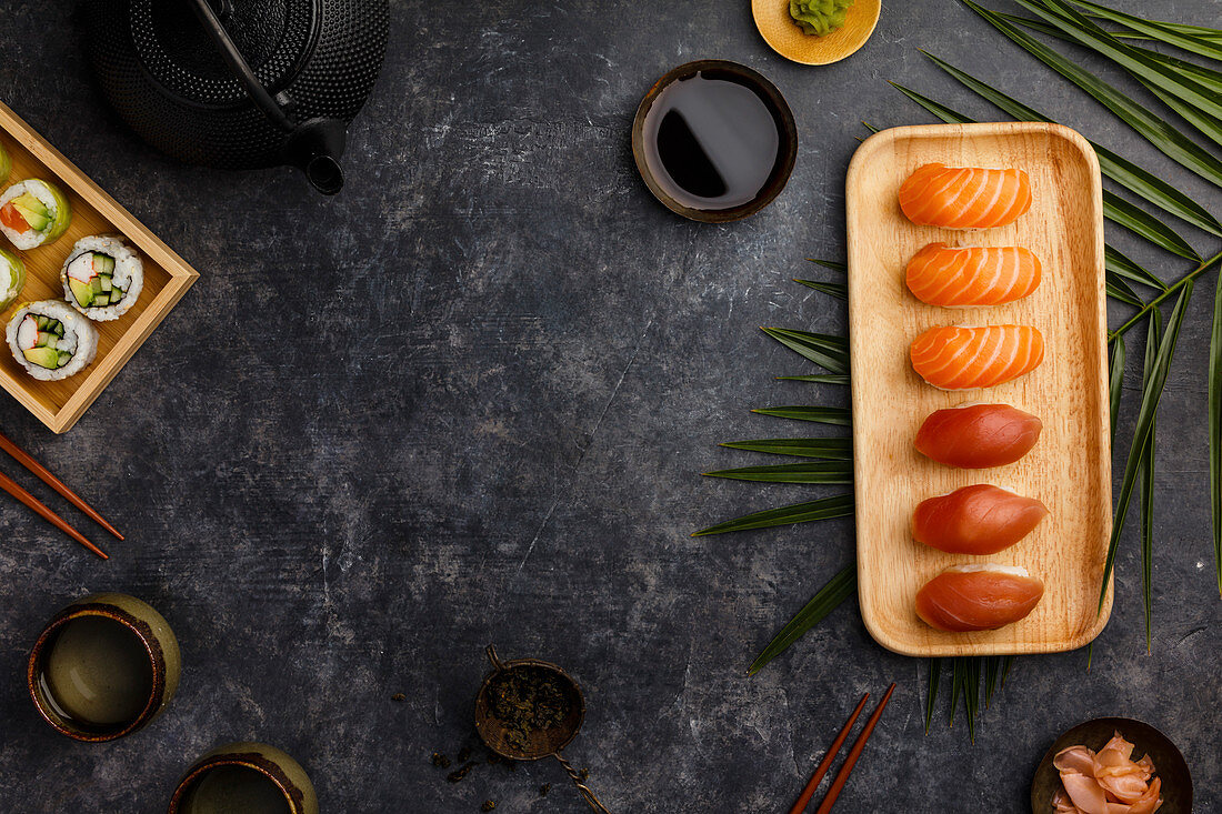 Nigiri-Sushi mit Lachs und Thunfisch
