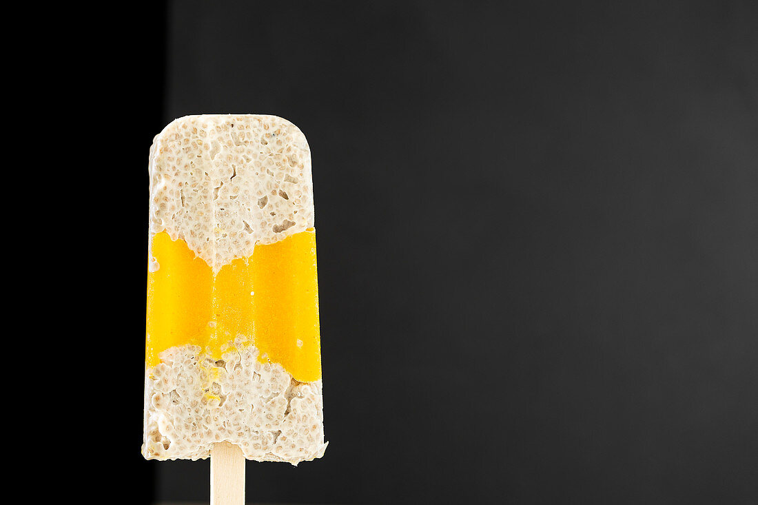 Mango-Chia-Eis am Stiel