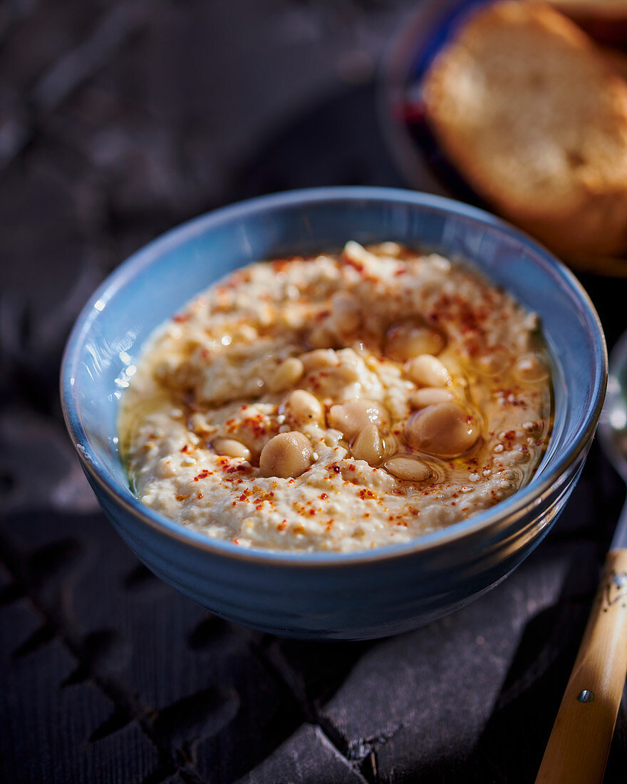 Hummus mit Pinienkernen