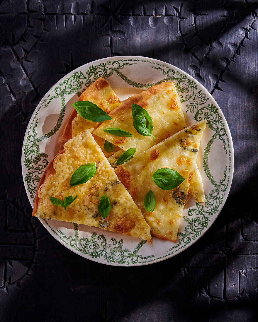 Drei-Käse-Pizza mit Basilikum
