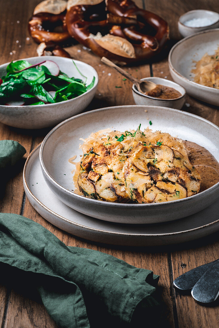 Brezen-Weißwurstknödel auf Sauerkraut mit Senfsauce