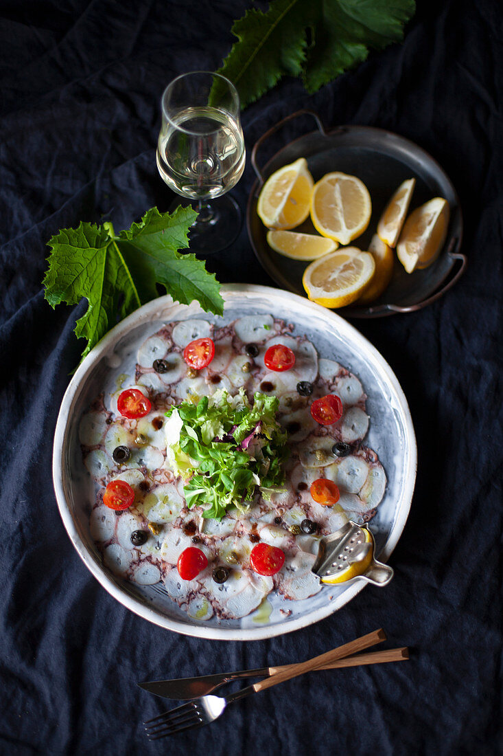 Oktopus-Carpaccio mit Kirschtomaten