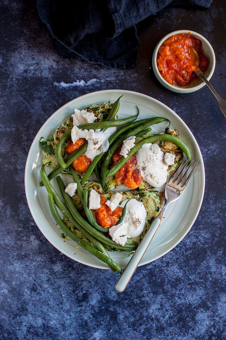 Zucchinipuffer mit Tomatensauce, Joghurt, grünen Bohnen und Ziegenkäse