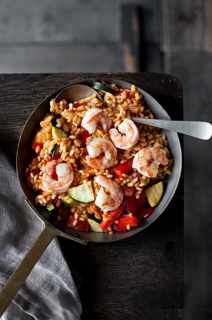 Paella with shrimps and veggies