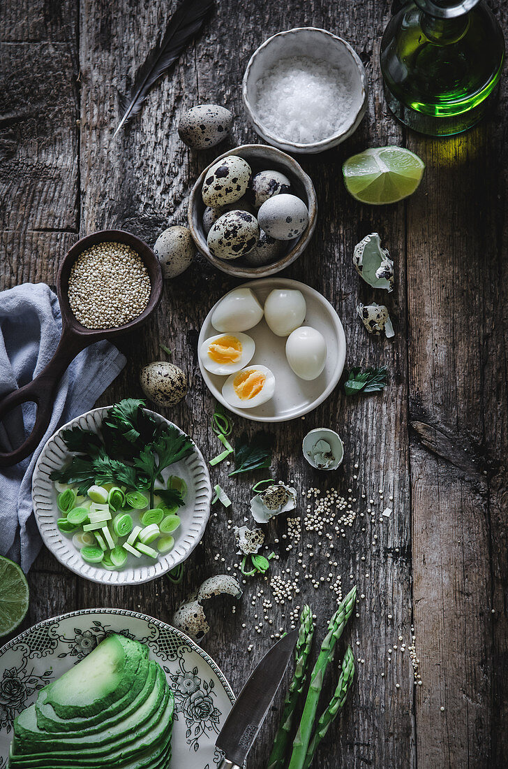 Zutaten für Quinoasalat mit Avocado, Wachteleiern und Spargel
