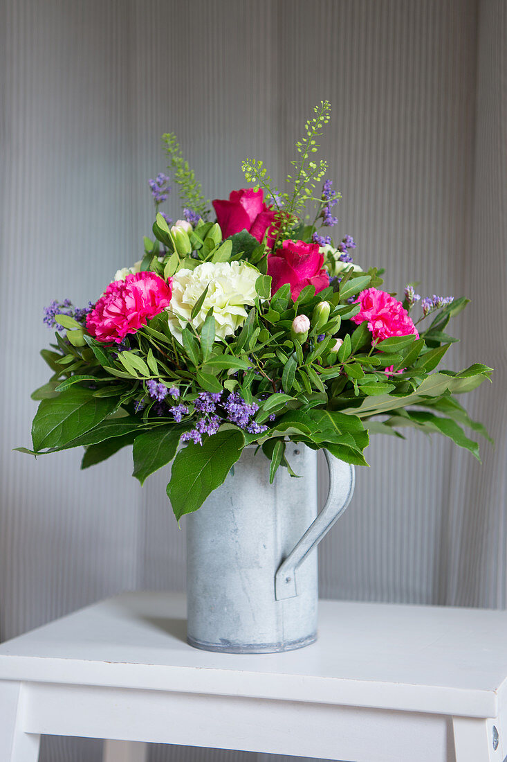 Strauß aus Nelken, Rosen und Salal-Blättern