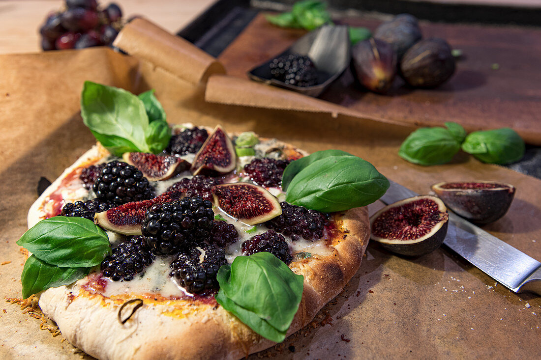 Pizza mit Gorgonzola, Feigen, Brombeeren und Basilikum
