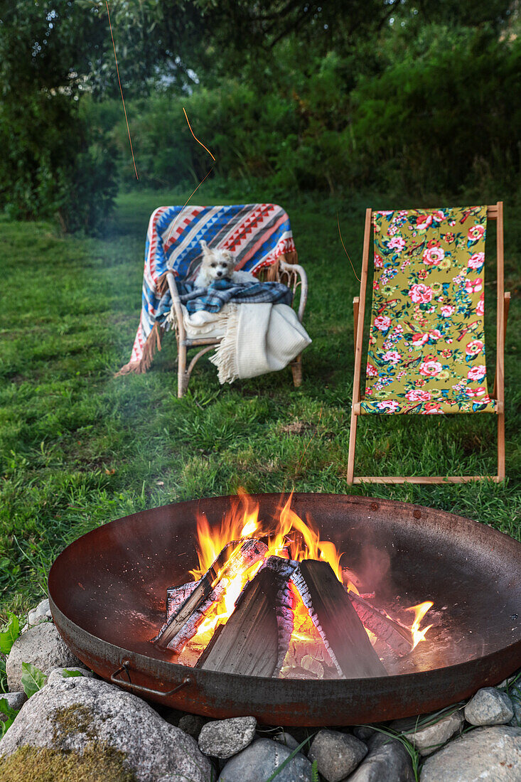 Feuerschale mit Feuer im Garten